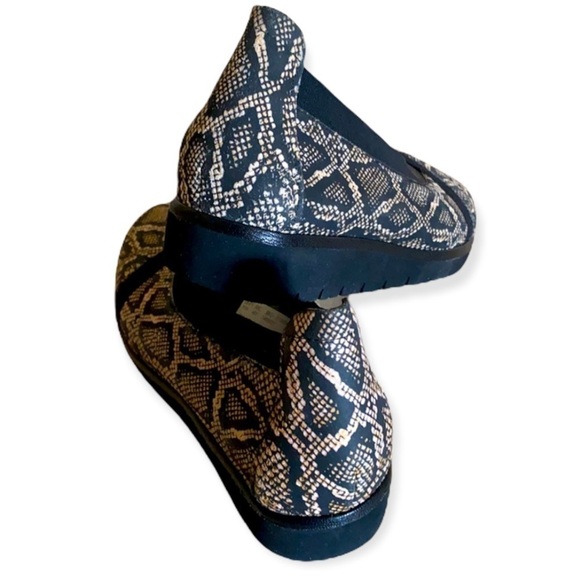 NWT Lamaze Black Flats Slip-on Leather Reptile Envelope Shoes 7.5 - Picture 2 of 10